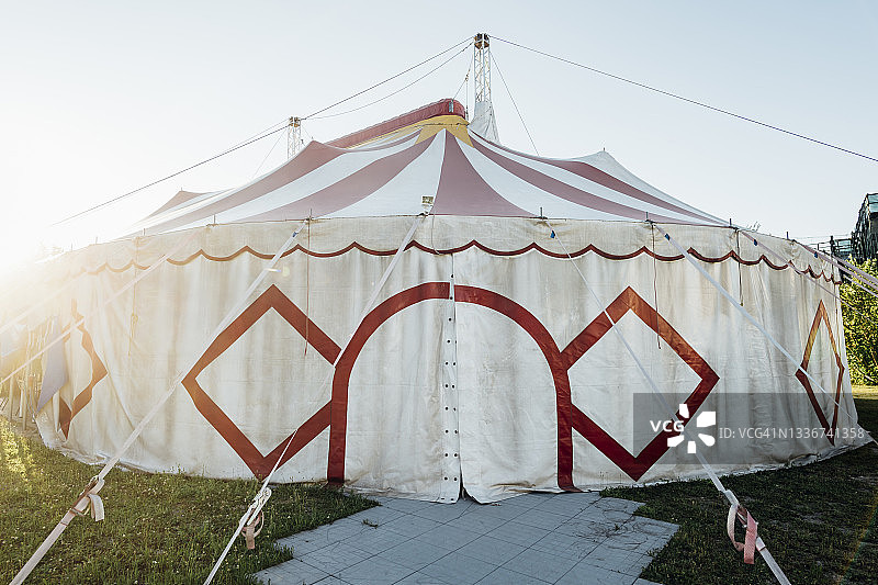 通往马戏团帐篷的小路图片素材