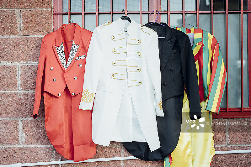 挂在窗户上的戏服图片素材