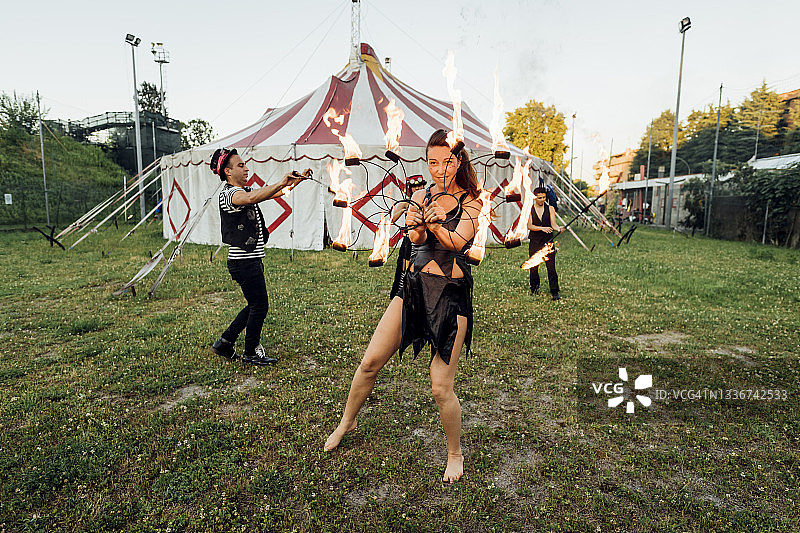 在马戏团练习的男女火舞者图片素材