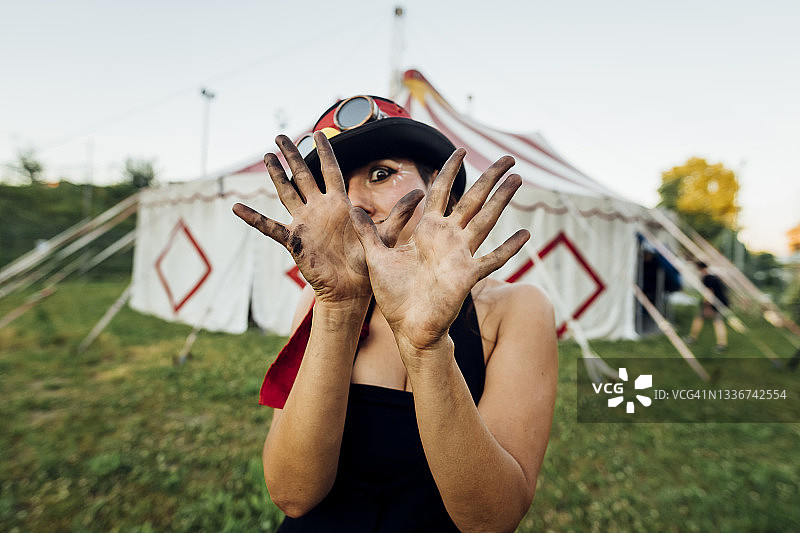 在马戏团帐篷外做停止手势的女人图片素材