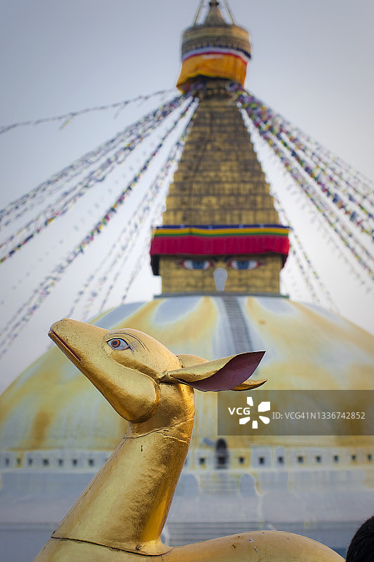 尼泊尔巴格马蒂省加德满都博达哈大佛塔金色动物雕塑图片素材