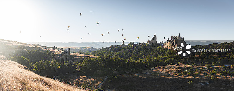 西班牙卡斯蒂利亚-莱昂：塞哥维亚大教堂与热气球图片素材