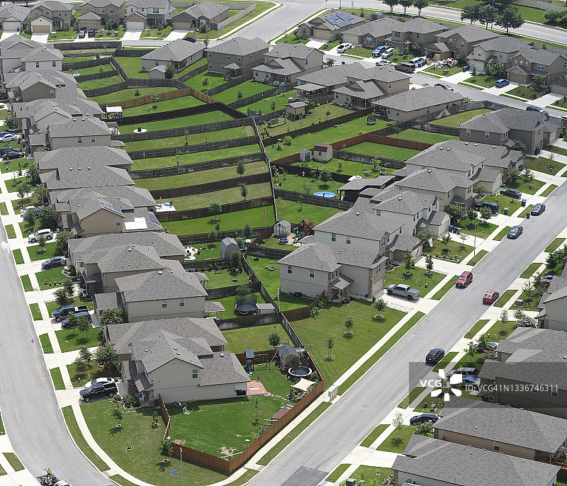 美国得克萨斯州圣安东尼奥：夏季郊区住宅鸟瞰图片素材