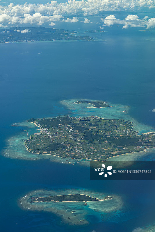 从飞机上俯瞰日本冲绳的珊瑚海图片素材