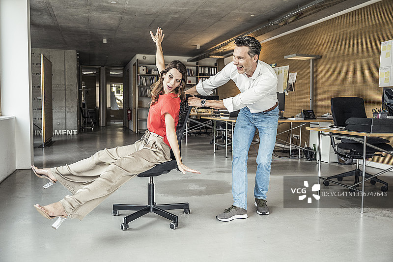 办公室里玩耍的男女同事图片素材