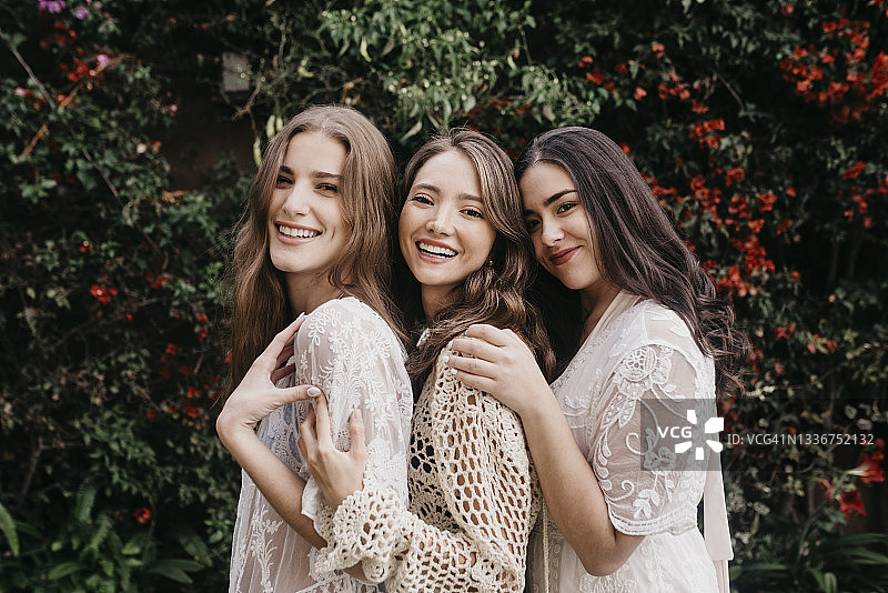 面带微笑的年轻女子们一起站在植物旁图片素材