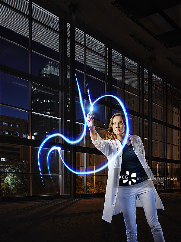 女肠胃病学家在医院实验室检查食道图片素材