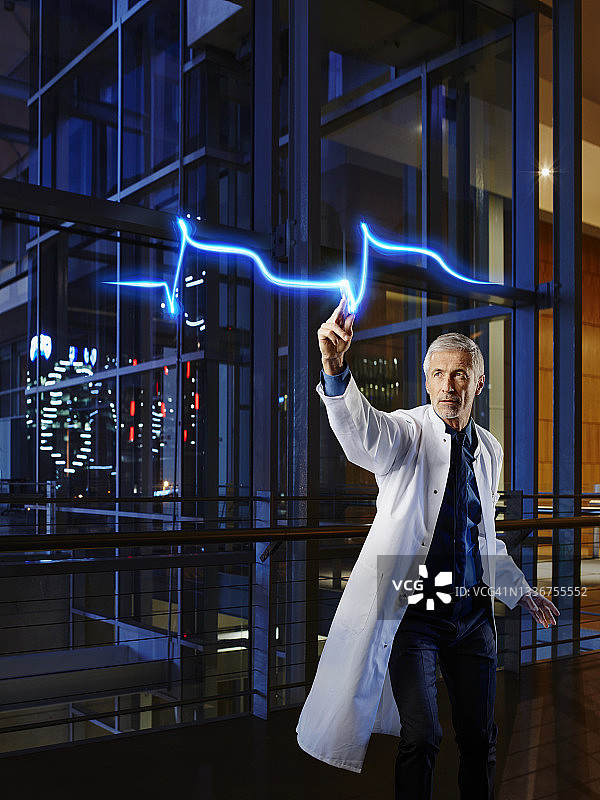 在实验室用光绘表现心脏病的男性心脏病专家图片素材