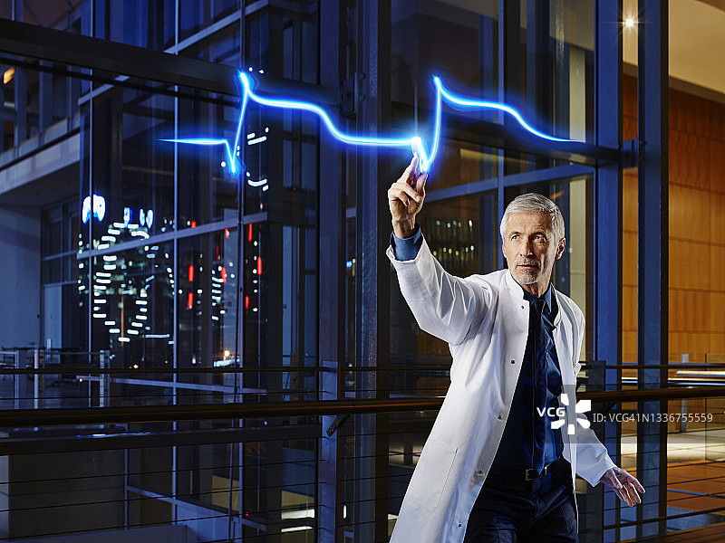 男心脏病专家在实验室检查心脏病发作图片素材