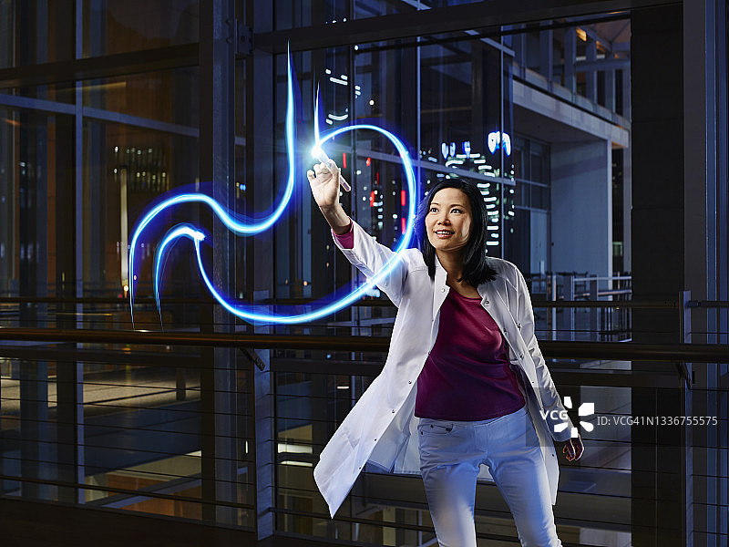 女肠胃病学家在医院实验室检查食道图片素材