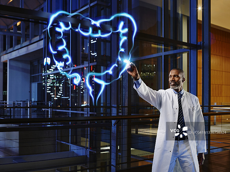 男肠胃科医生在医院实验室分析大肠图片素材