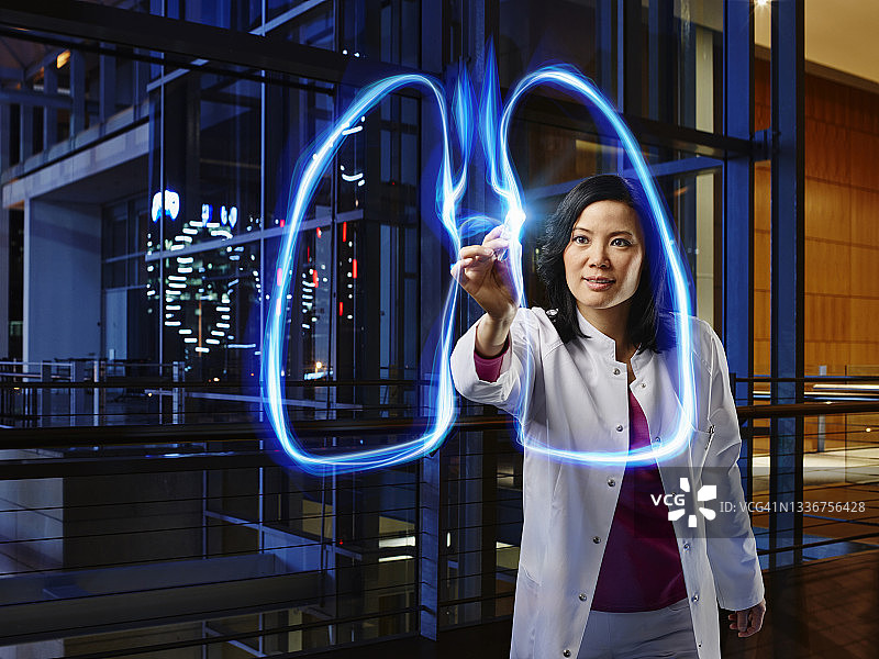 中年女肺科医生在医院实验室检查肺部图片素材