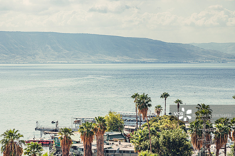 加利利海、码头和棕榈树图片素材