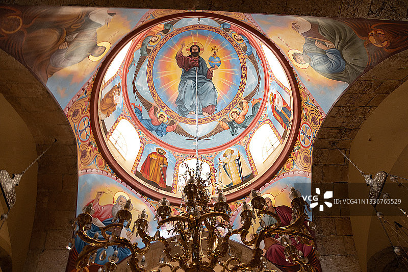 耶路撒冷圣墓教堂的室内天花板马赛克和吊灯图片素材