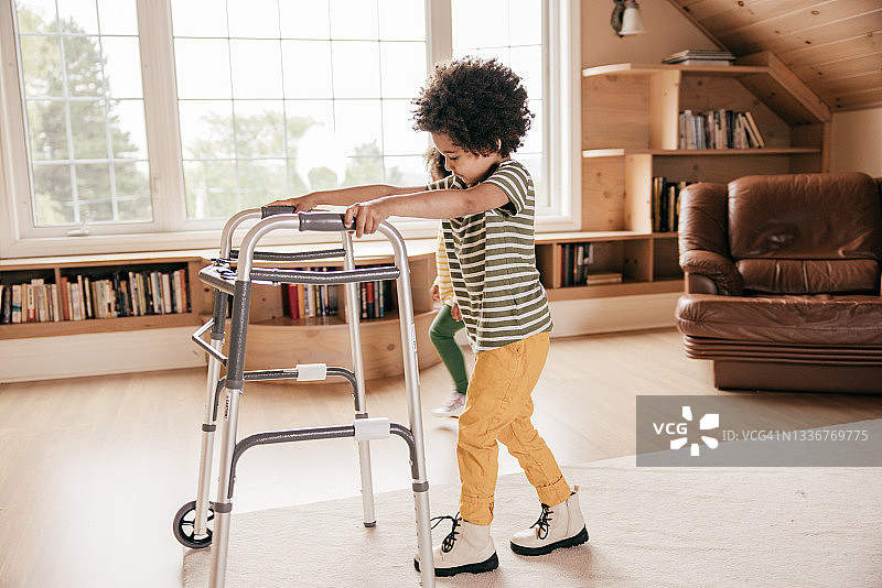 姐弟和奶奶一起散步图片素材