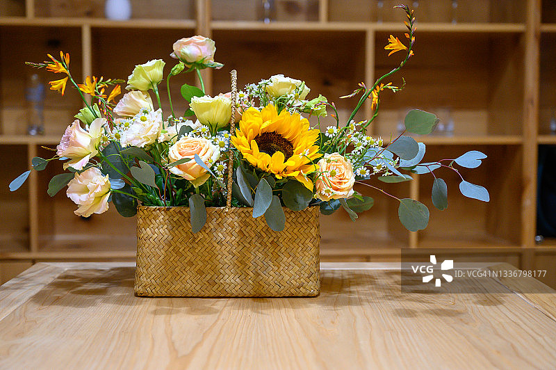 桌子上竹篮里的插花图片素材