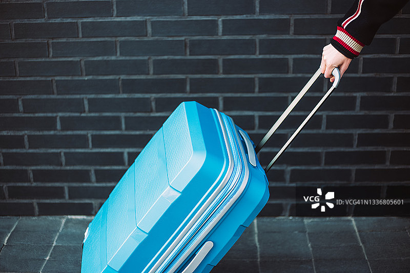 女人手拿行李箱把手图片素材