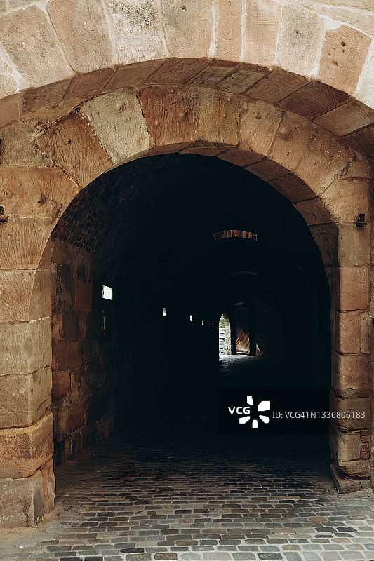 古董黑暗隧道尽头的光图片素材