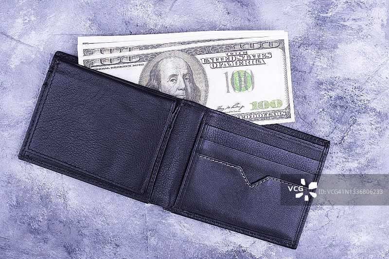 灰色背景上的钱包和金钱图片素材