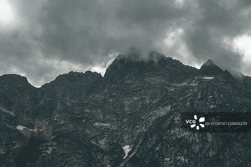 高山与蓬松的云朵图片素材