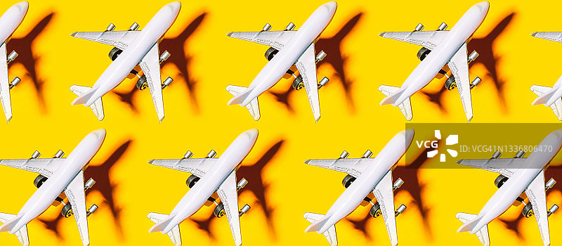 明黄色背景上的玩具飞机图片素材