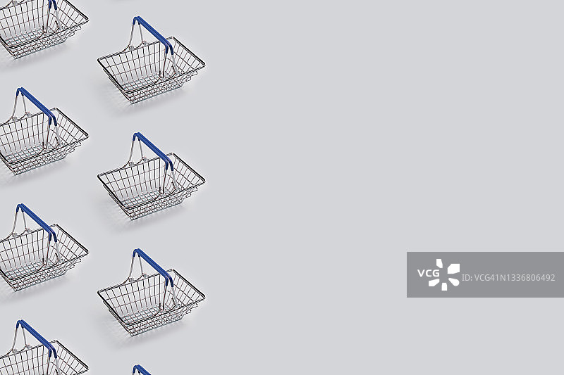 浅色背景下的空金属购物篮图片素材