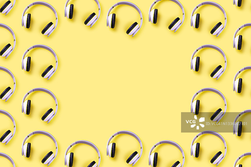黄色背景上的无线绿色耳机图片素材