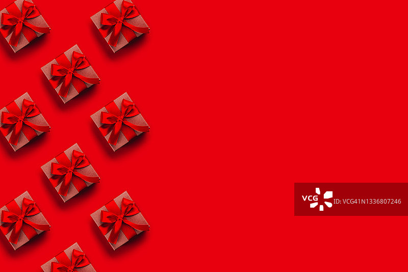 红色背景上的红色蝴蝶结小礼品图片素材