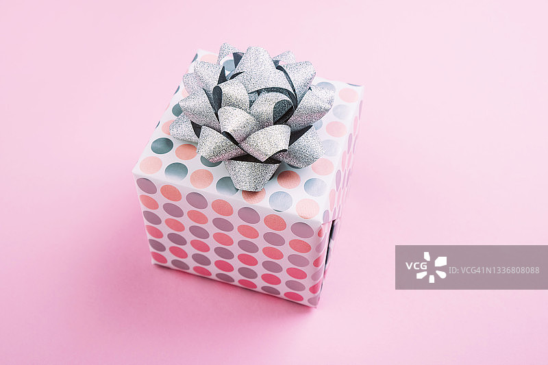 粉色背景彩色波点礼盒图片素材