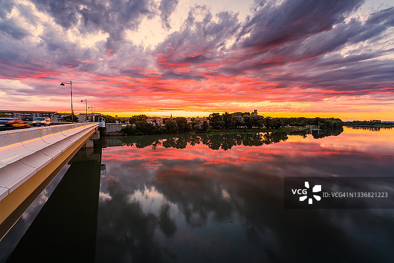 法国博凯尔罗讷河黄昏美景图片素材