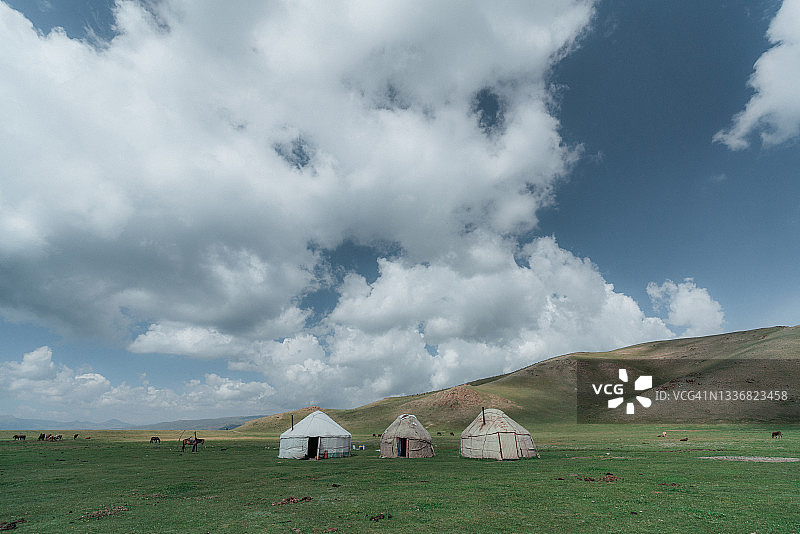 吉尔吉斯斯坦宋克湖附近的蒙古包风景图片素材