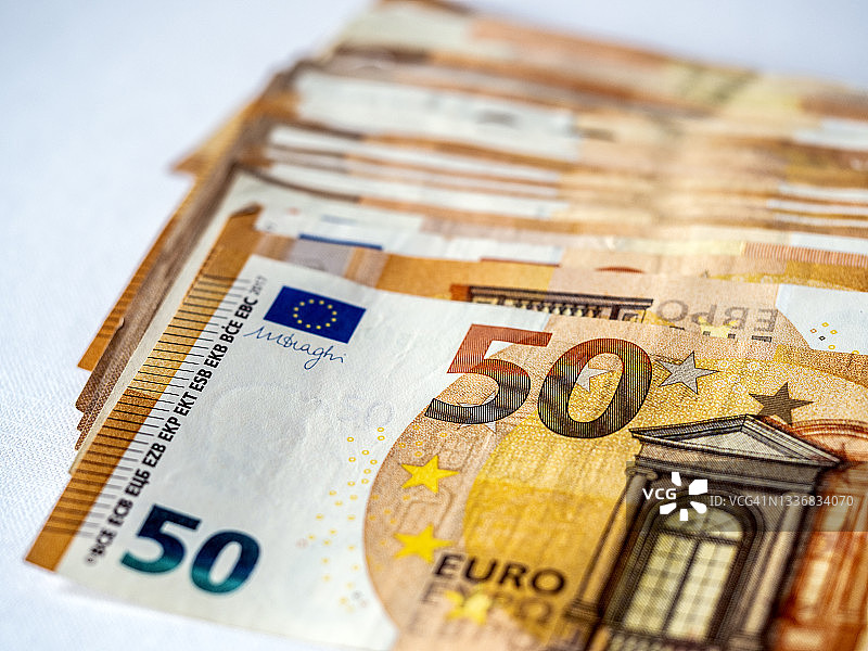 桌子上的一堆50欧元纸币图片素材