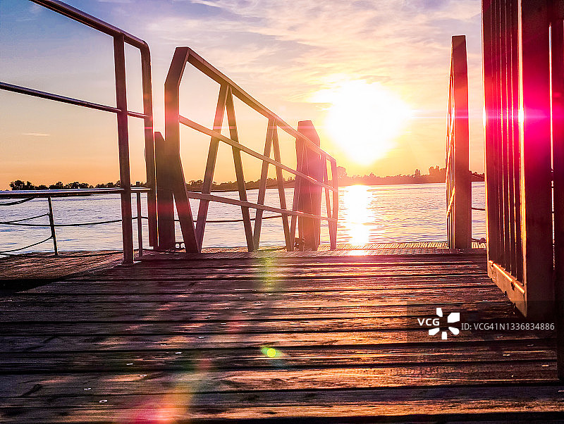 意大利威尼斯附近小港口的日落图片素材
