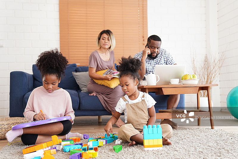 父母和孩子在家休闲放松图片素材