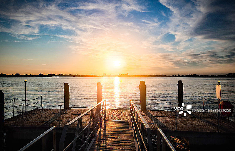 意大利威尼斯附近小港口的日落图片素材