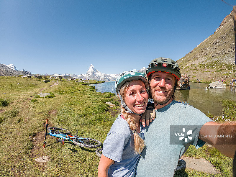 在小路上自拍的山地自行车手图片素材