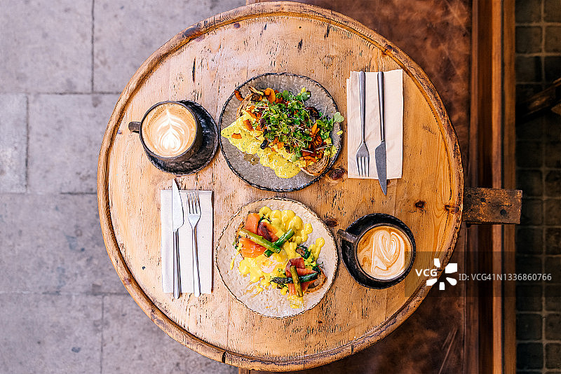 木桌上的咖啡健康早餐图片素材