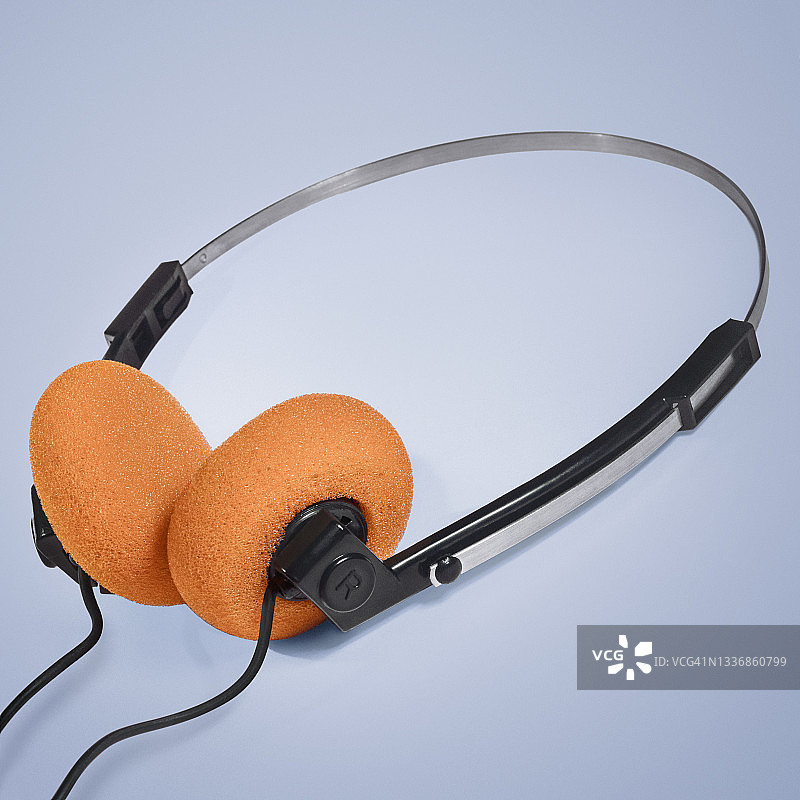 蓝色背景上的橙色耳罩耳机图片素材