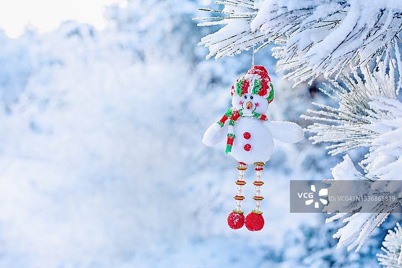 圣诞雪树上的雪人装饰图片素材