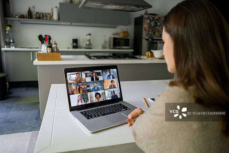女人在家通过远程会议与同事交谈图片素材