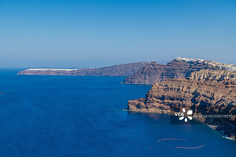 眺望希腊圣托里尼的火山口图片素材