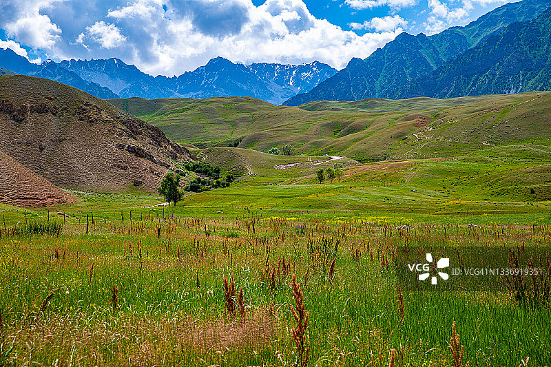 吉尔吉斯斯坦奥什州阿莱山脉的壮丽景色图片素材