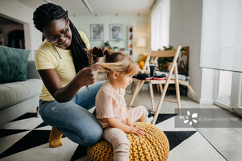 我们将拥有相同的发型图片素材