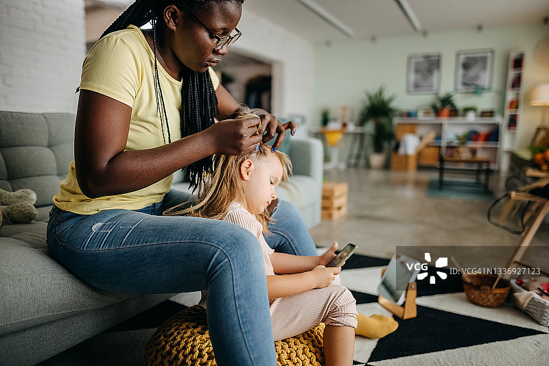 我们将拥有相同的发型图片素材