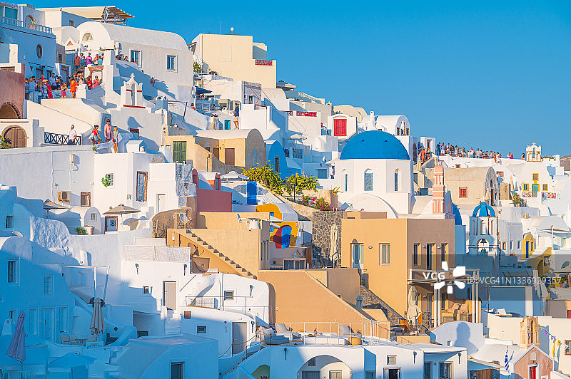 希腊圣托里尼的房屋和白色教堂图片素材