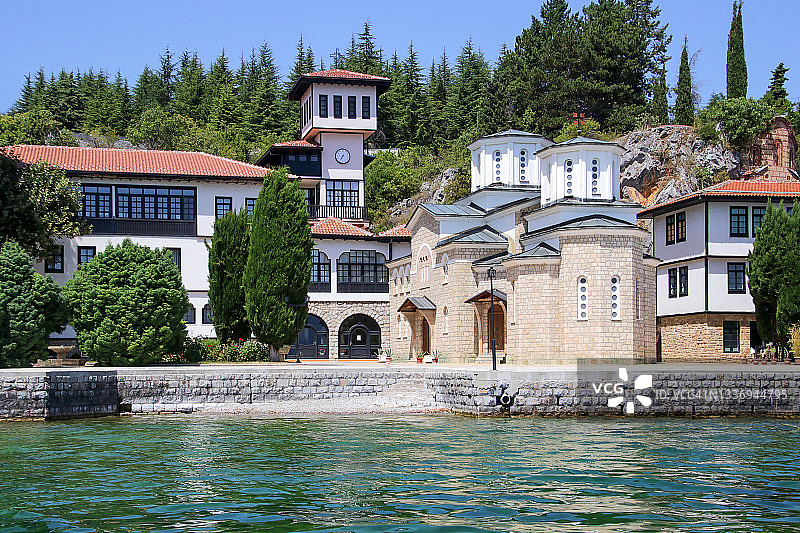 从马其顿奥赫里德湖看到的斯特鲁加附近的卡利什塔修道院建筑群图片素材