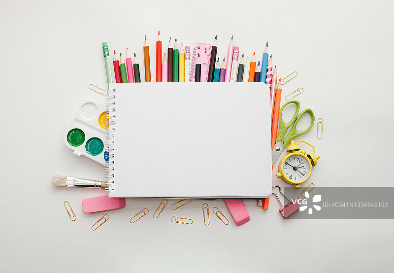 空白笔记本和彩色铅笔、蜡笔、剪刀等学习用品图片素材