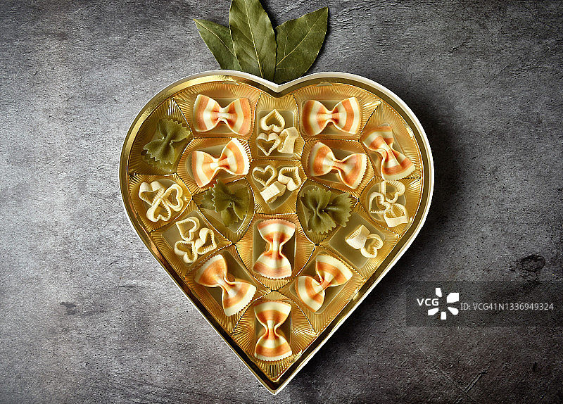 心形盒装黄色调意面图片素材