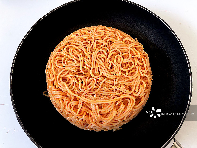炒锅中的意面。图片素材