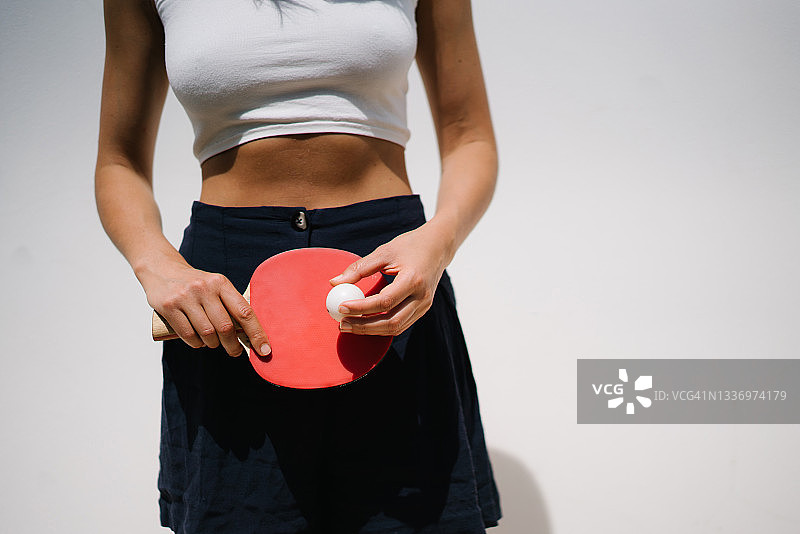 年轻女子准备在户外打乒乓球图片素材